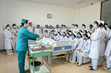 两会聚焦养老护理人才！缺口超800万，三山医伴培训破解困局