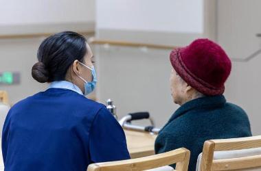 老人昼夜颠倒怎么办？推荐三山医伴认知症干预